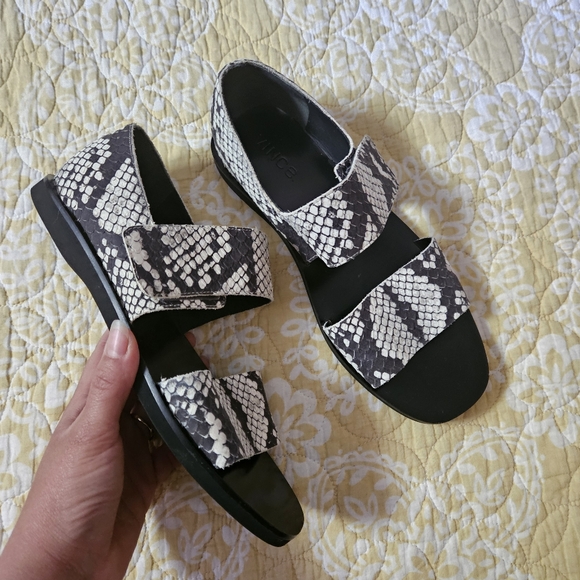 Vince Salina Python Print Sandals Size 8 - Picture 3 of 11